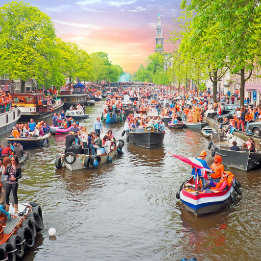 De evolutie van Koningsdag: Van traditionele feestdag naar krachtig marketingfenomeen
